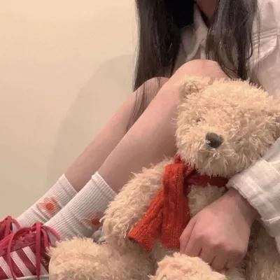 黑料吃瓜 - 人气小花疑似整容失败，机场生图引发全网热议